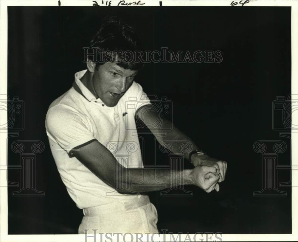 1980 Press Photo Gary Silva demonstrates a baseball bat grip - nos35080- Historic Images