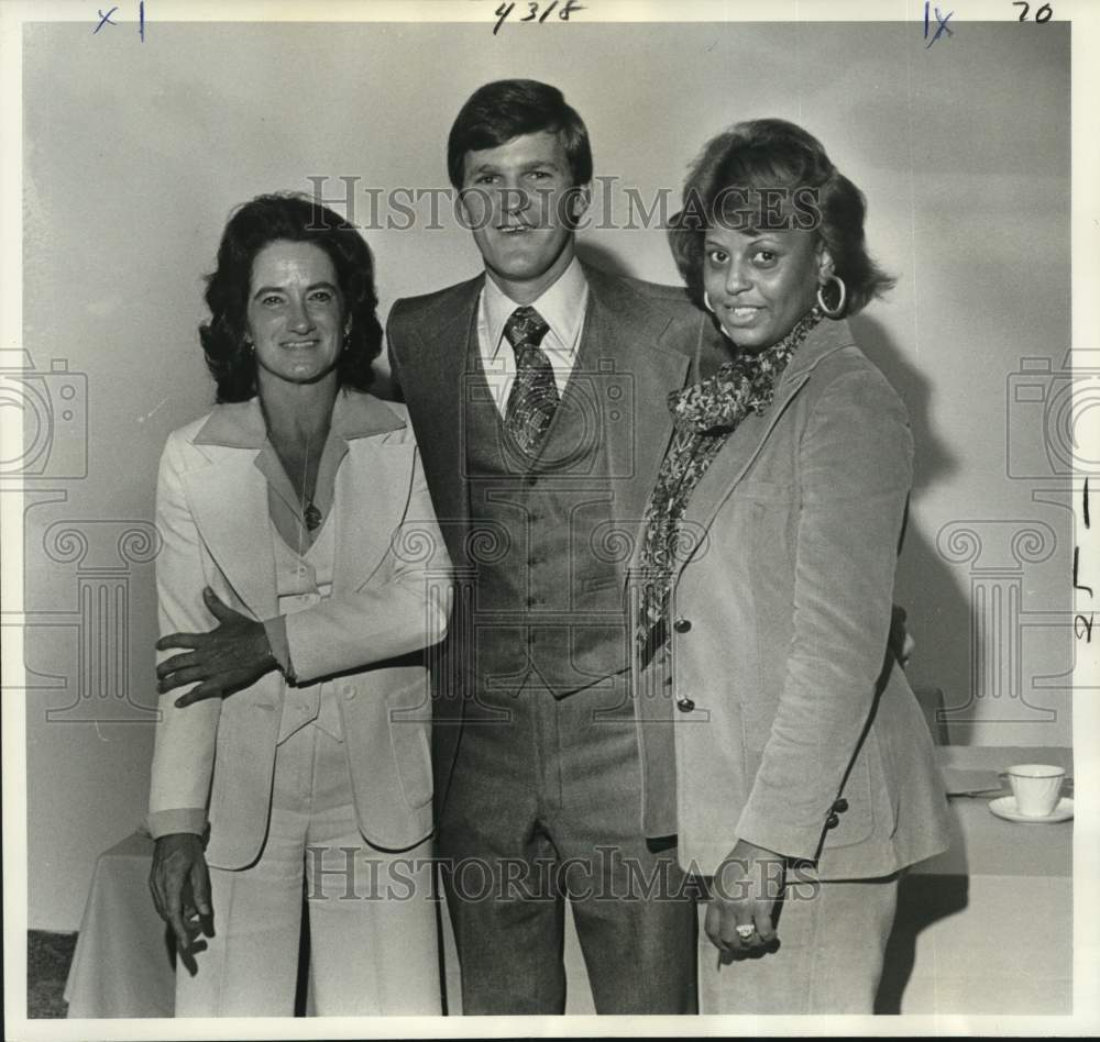 1977 Press Photo Delgado basketball&#39;s Cynthia Dye, Gary Silva, Vivian Bergamo- Historic Images