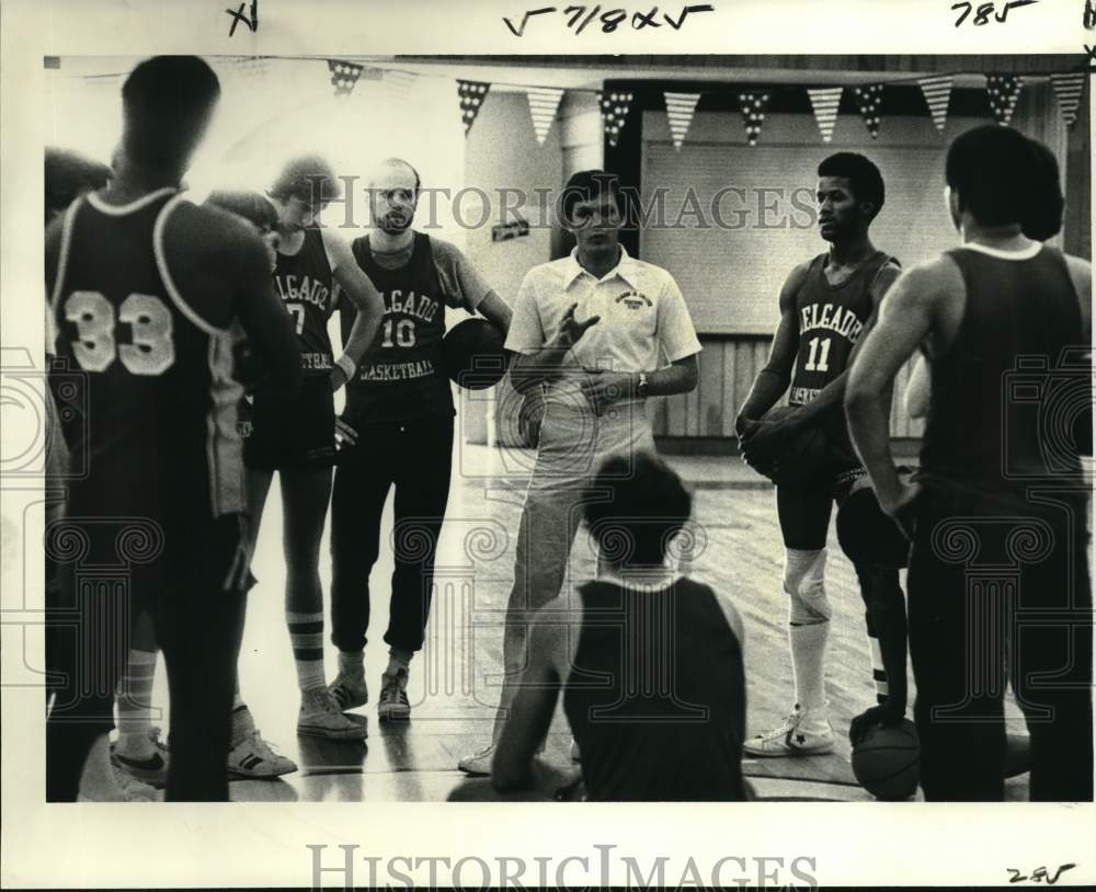 1979 Press Photo Delgado College basketball coach Gary Silva has 6 new players- Historic Images