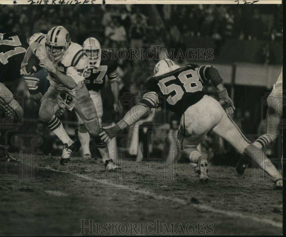 1977 Press Photo Kelly Simmons in intense football action on the field- Historic Images