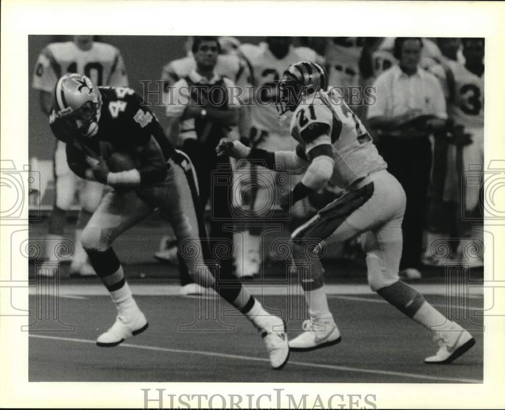 1989 Press Photo Saints football&#39;s Dave Waymer runs from Bengals James Brooks- Historic Images