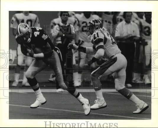 1989 Press Photo Saints football's Dave Waymer runs from Bengals James Brooks- Historic Images