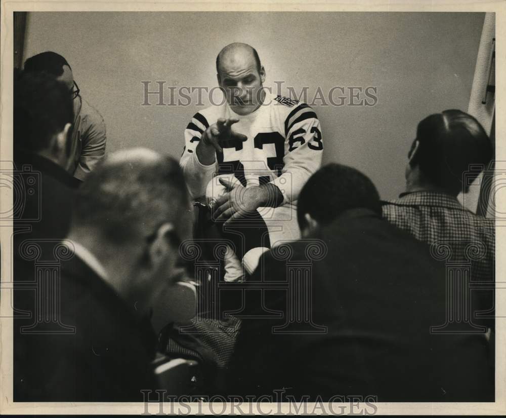 1970 Press Photo Minnesota Vikings Jim Velloni holds court with press corps- Historic Images