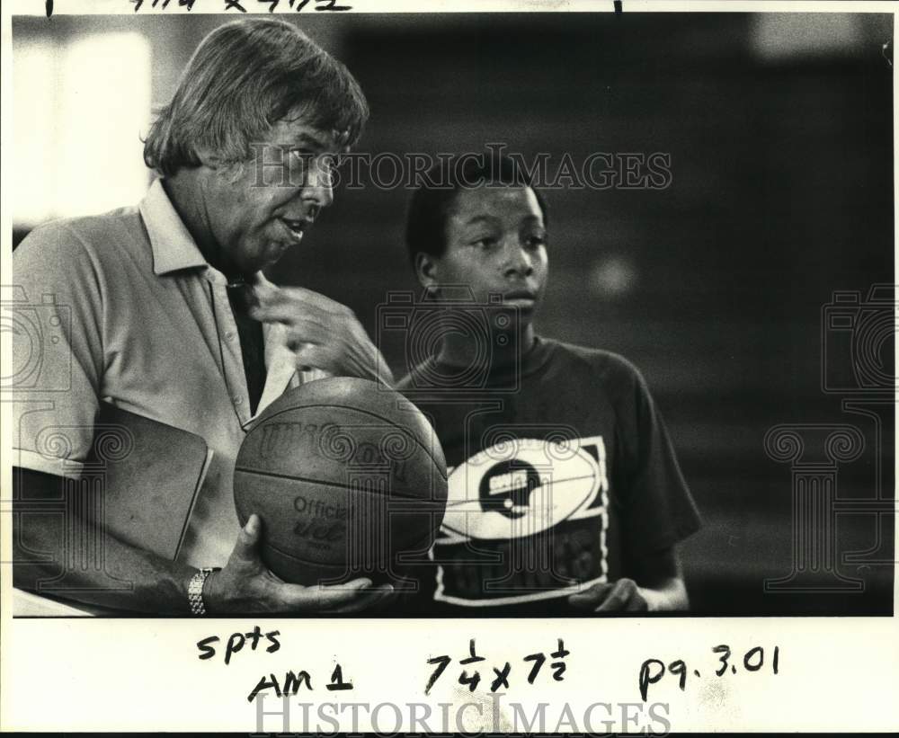 1983 Press Photo Basketball&#39;s Butch van Breda Kolff coaches Picayune High player- Historic Images