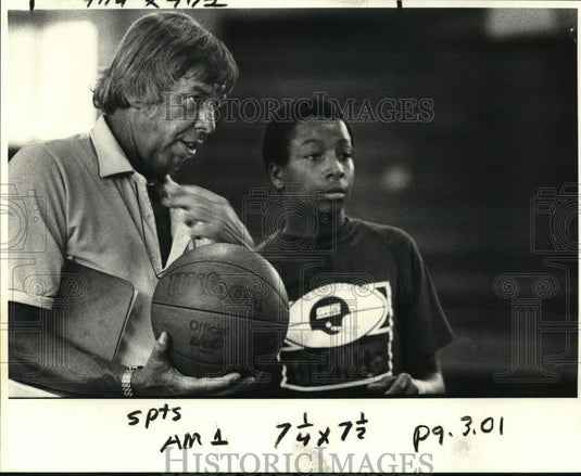 1983 Press Photo Basketball's Butch van Breda Kolff coaches Picayune High player- Historic Images