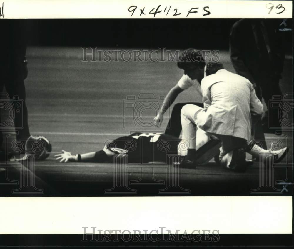 1978 Press Photo Saints player Jim Van Wagner tended by trainer and physician- Historic Images