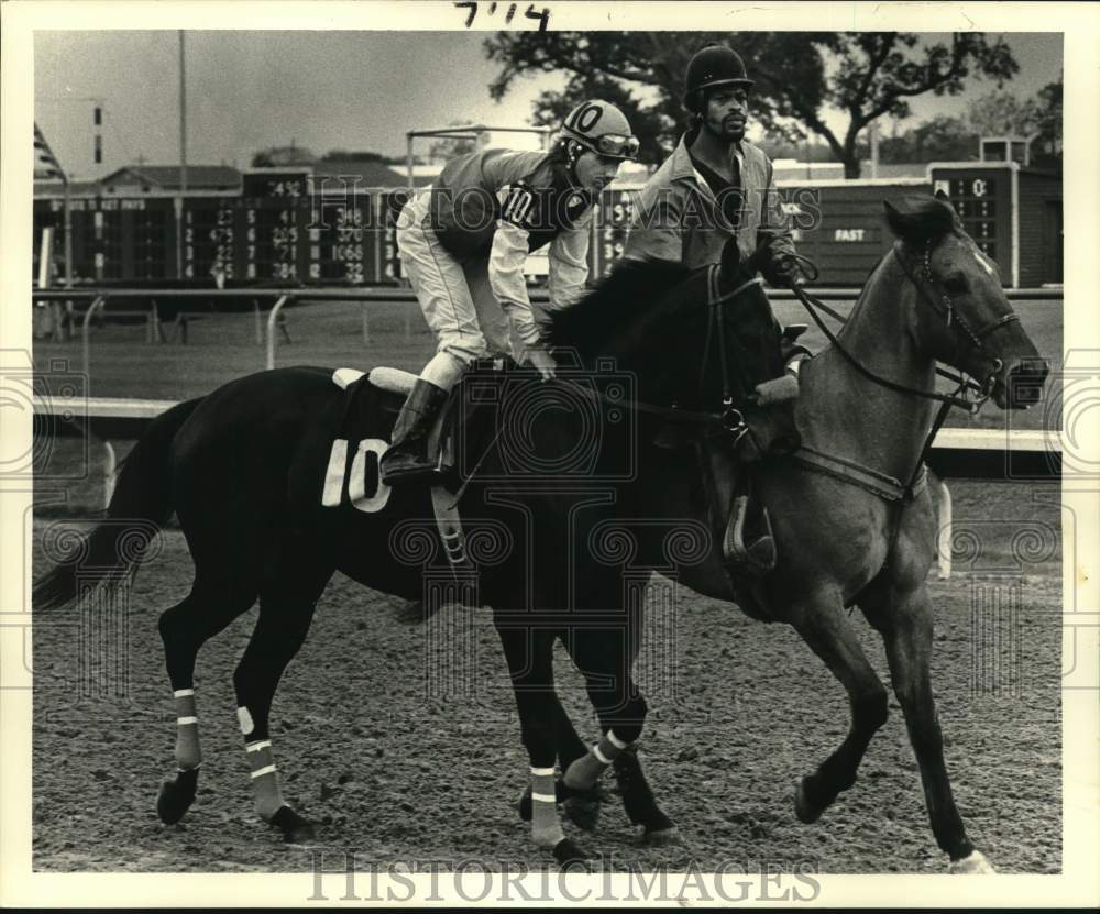 1983 Press Photo Jockey Randy Romero warms up &quot;Hoss Boss,&quot; ponying is EJ Guidry- Historic Images