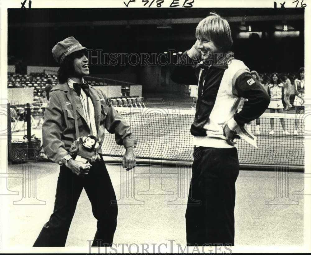 1978 Press Photo NO Nets tennis&#39; Jim Ward gets singing telegram before match- Historic Images