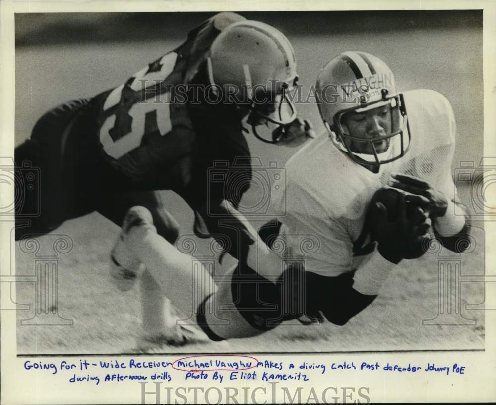 1981 Press Photo Michael Vaughn makes catch past Johnny Poe during Saints drills- Historic Images