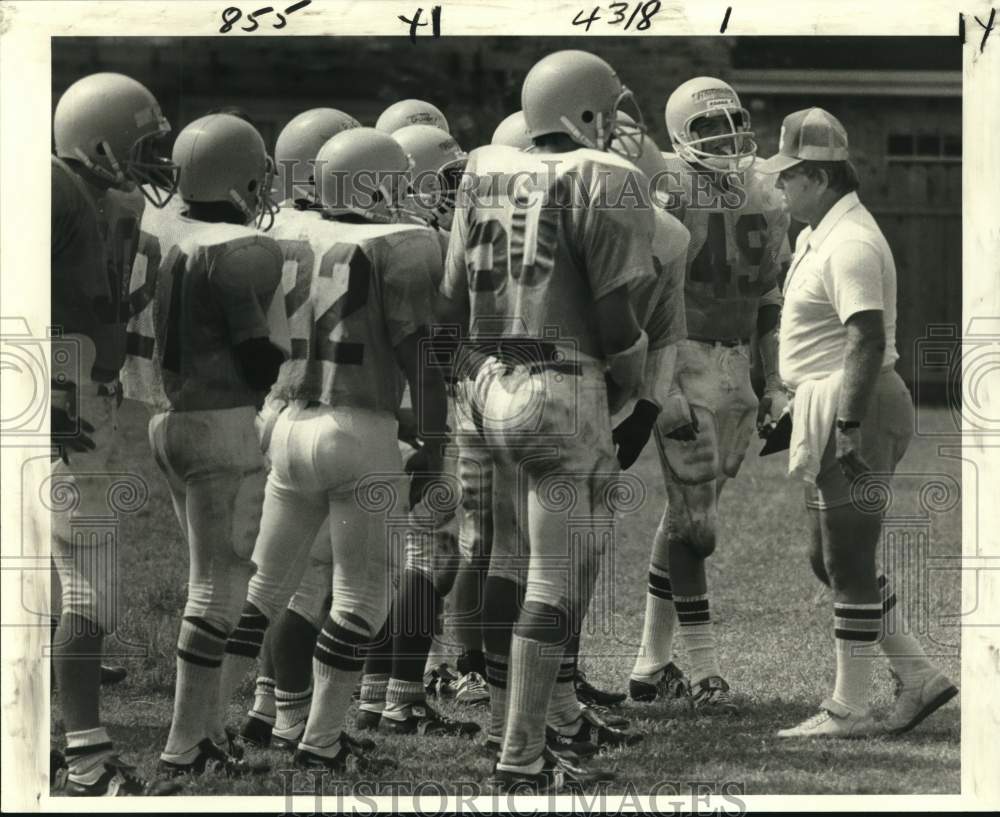 1980 Press Photo Grace King High football coach Ron Smith huddles with team- Historic Images