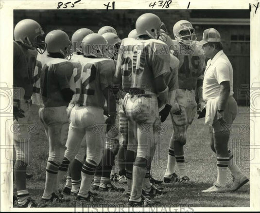 1980 Press Photo Grace King High football coach Ron Smith huddles with team- Historic Images