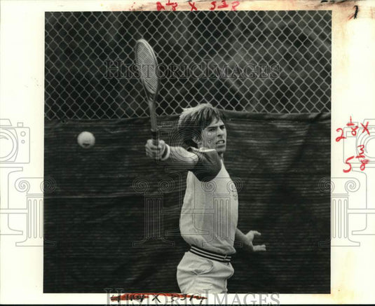 1981 Press Photo Tim Siegel returns shot by Ed Filer during tennis championship- Historic Images