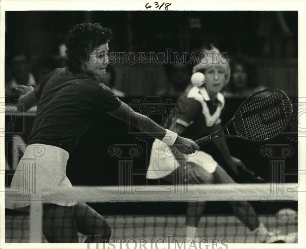 1984 Press Photo Pam Shriver and partner Martina Navratilova during tennis match- Historic Images