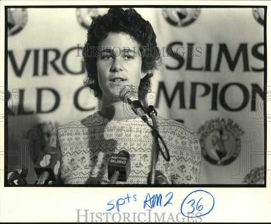 1984 Press Photo Tennis player Pam Shriver speaks to press - nos35211- Historic Images