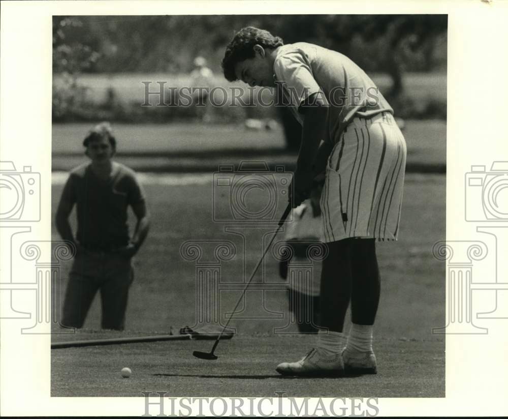 1985 Press Photo Golfer Chris Shuler putts - nos35218- Historic Images