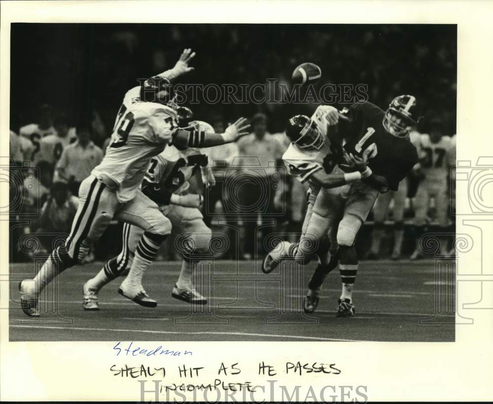 1979 Press Photo Alabama QB Steadman Shealy hit in Sugar Bowl, pass incomplete- Historic Images