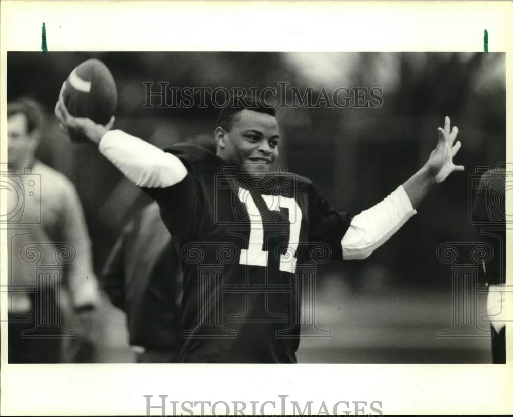 1988 Press Photo Auburn football QB Reggie Slack heaves one in practice- Historic Images