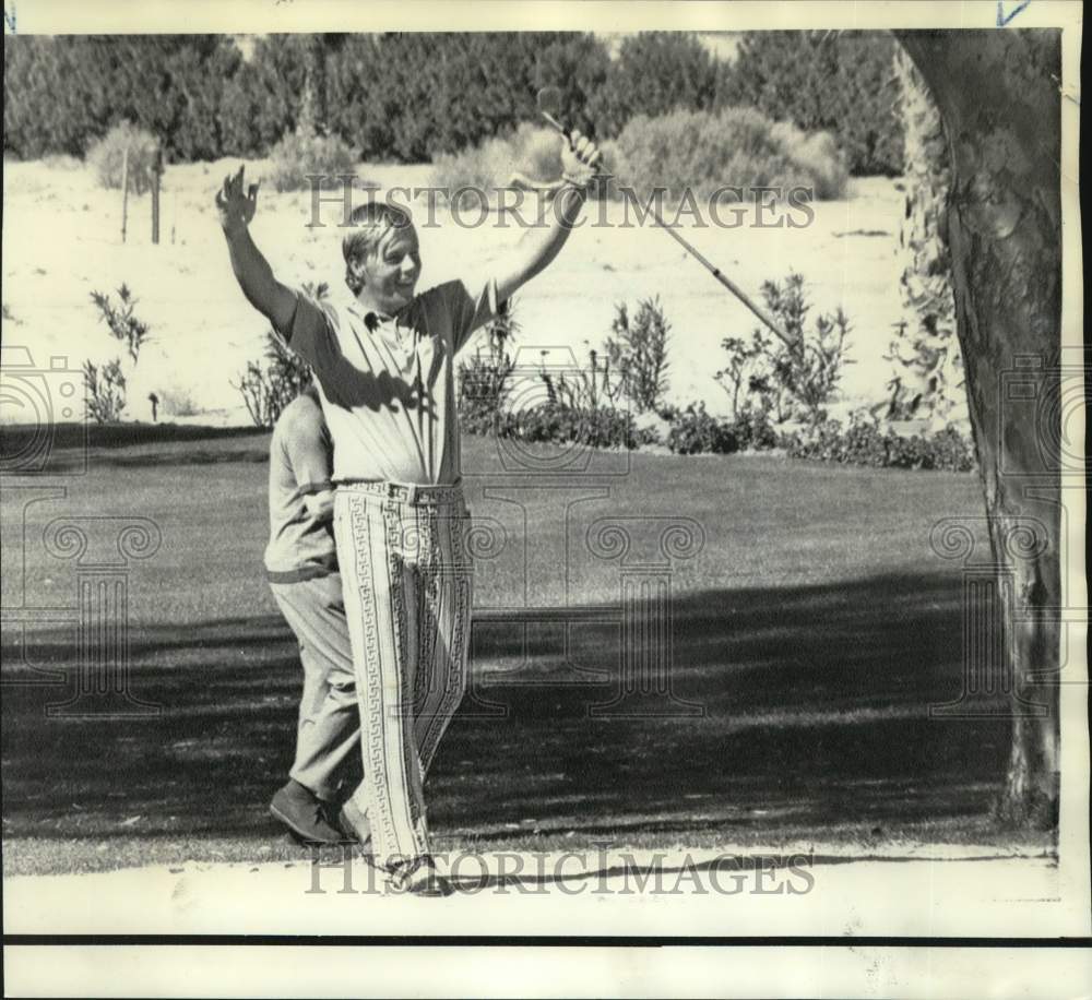 1971 Press Photo Tom Shaw celebrates at Bob Hope Desert Classic - nos35250- Historic Images