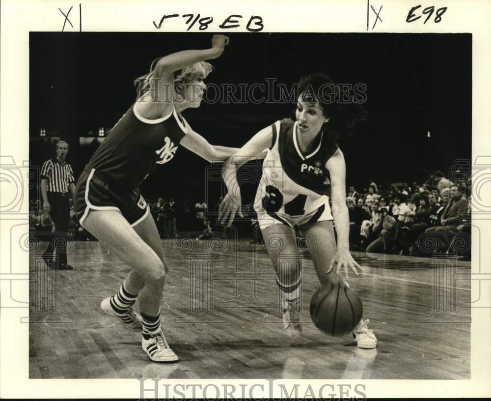 1979 Press Photo Pride&#39;s Sandra Smallwood driving against New York Stars player- Historic Images