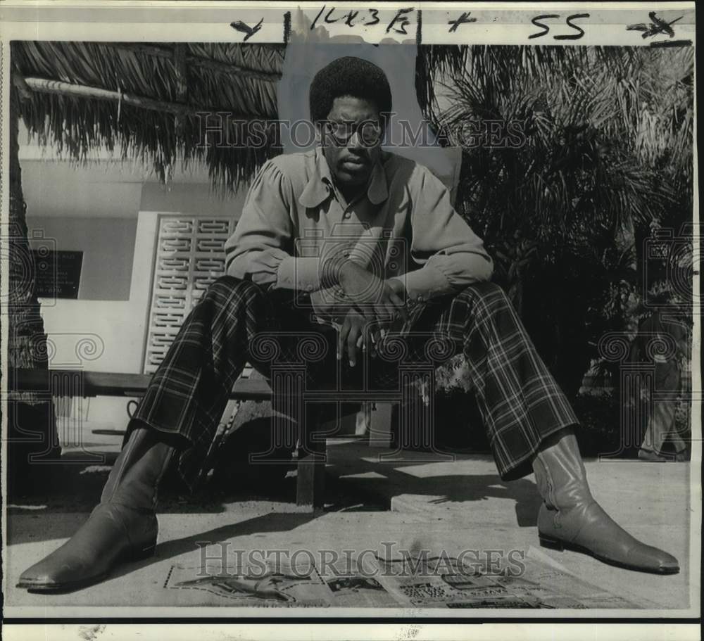 1971 Press Photo Baltimore&#39;s Bubba Smith relaxes between football practices- Historic Images