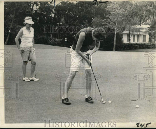 Press Photo Golfer Mar Jo Simmons makes par putt on the 10th hole - nos35312- Historic Images