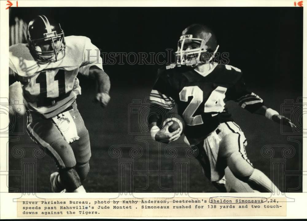 1983 Press Photo Destrehan&#39;s Sheldon Simoneaux passes Hahnville&#39;s Jude Montet- Historic Images