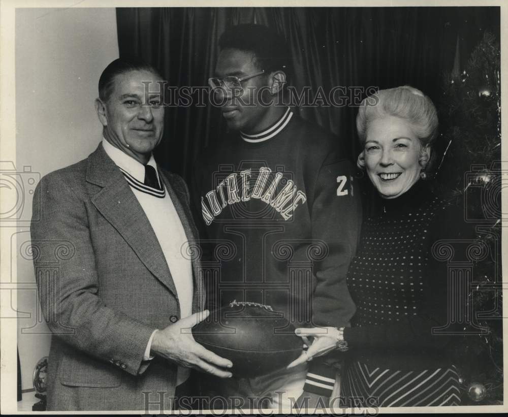 1974 Press Photo Tulane Claude &quot;Monk&quot; Simons receives Notre Dame football- Historic Images