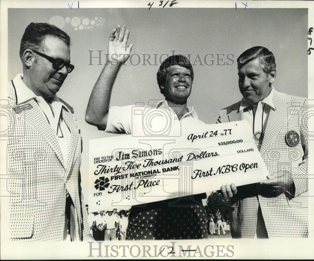 1978 Press Photo Golfer Jim Simons accepts $35,000 winner's check for NBC Open- Historic Images