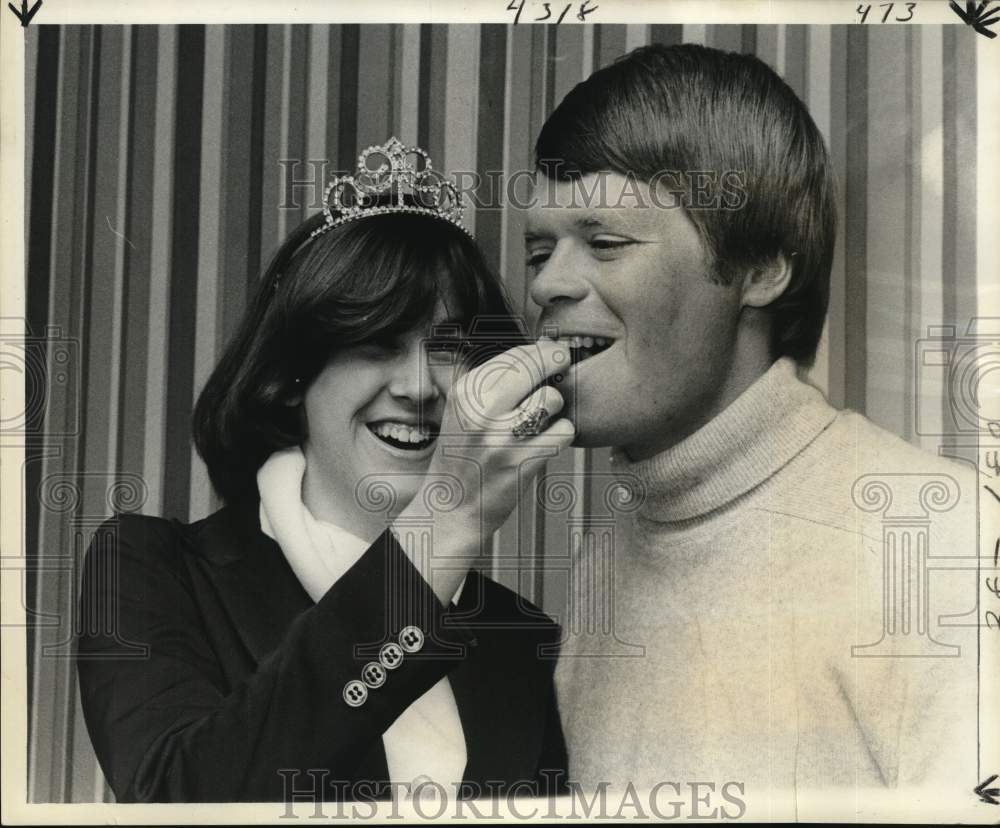 1978 Press Photo Queen Tracy Thomas treats golfer Jim Simons to bite of crayfish- Historic Images