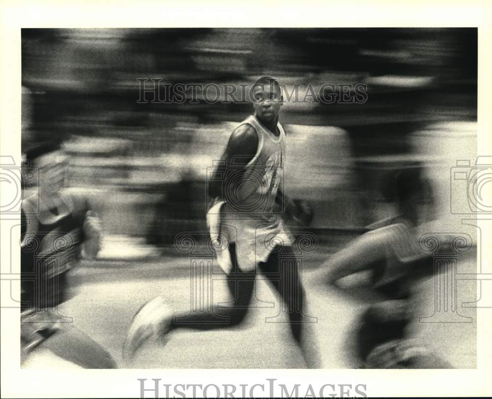 1990 Press Photo Shaw&#39;s Melvin Simon looks backcourt while making play- Historic Images