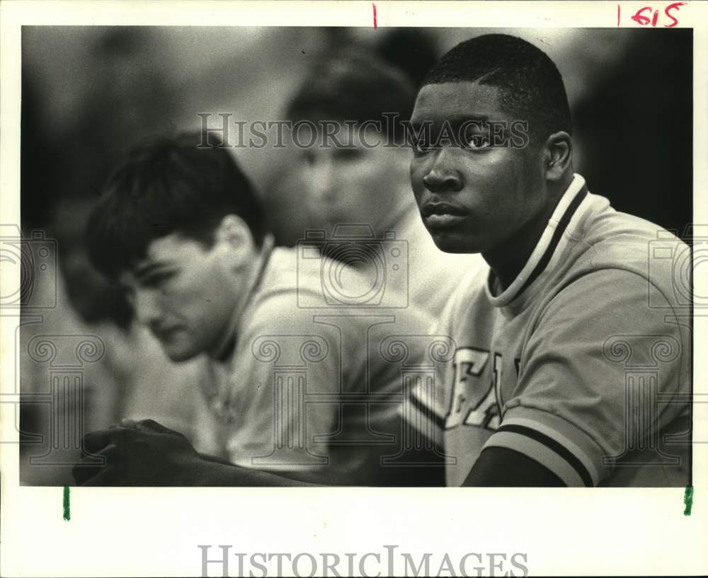 1988 Press Photo Melvin Simons sits on bench at basketball game vs St. Augustine- Historic Images
