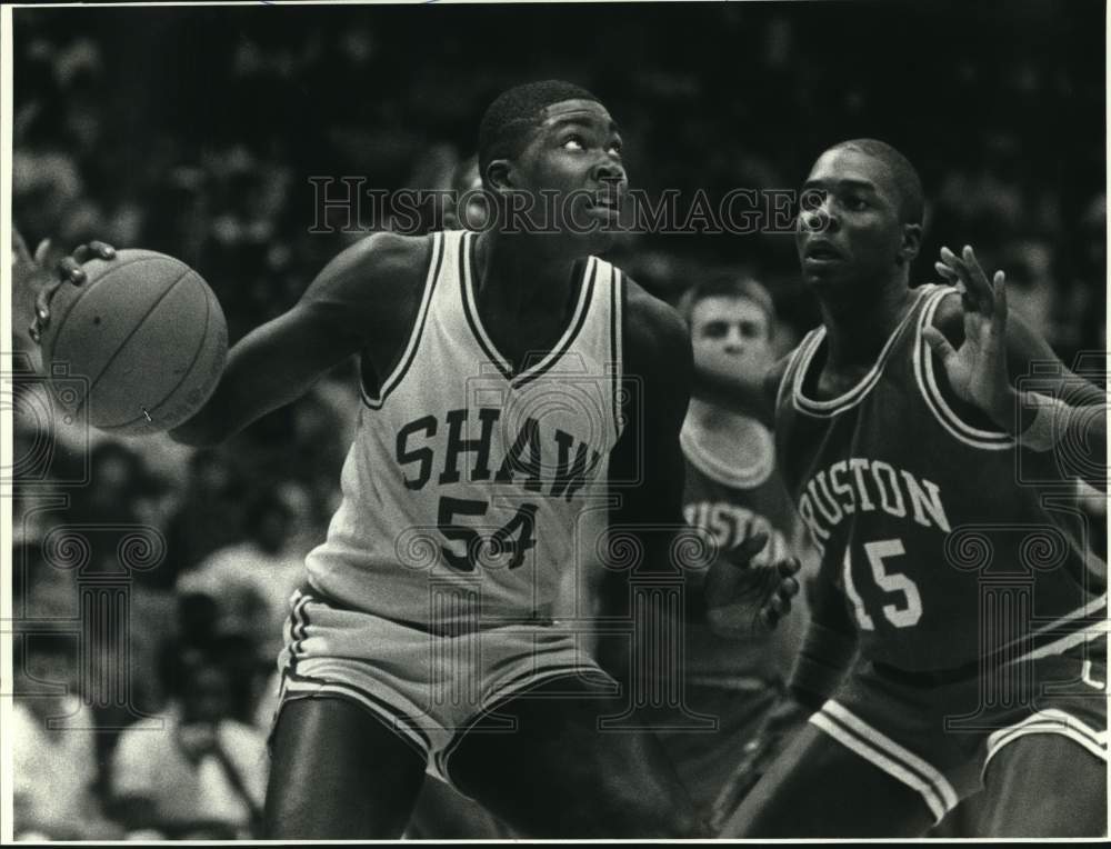 1988 Press Photo Shaw&#39;s Melvin Simon keeps ball from Ruston basketball player- Historic Images