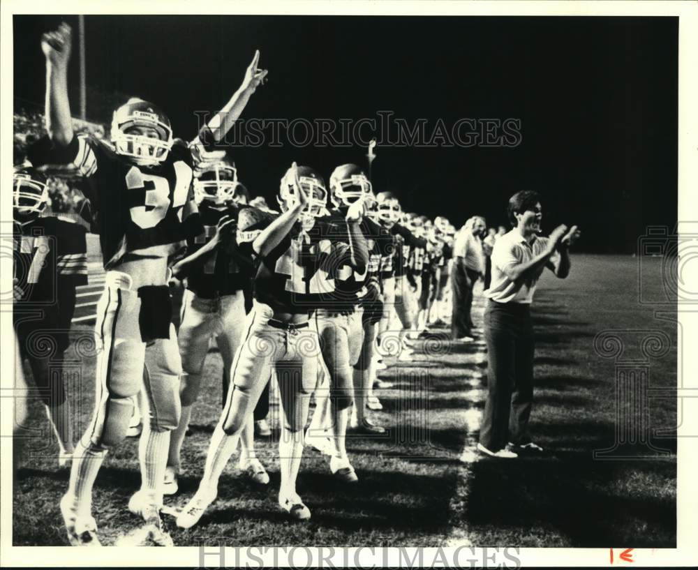 1983 Press Photo Destrehan football Chipper Simon and team cheer teammates- Historic Images