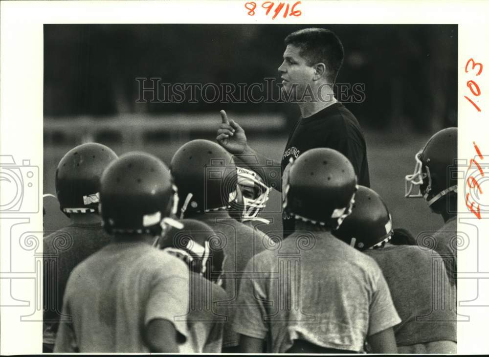 1988 Press Photo Destrehan Coach Chipper Simon speaks to team at practice- Historic Images