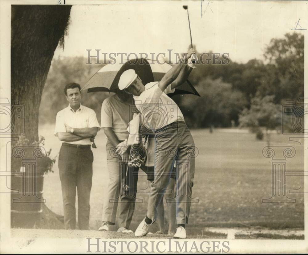 1969 Press Photo Mike Shea displays form used at men&#39;s city golf championship- Historic Images