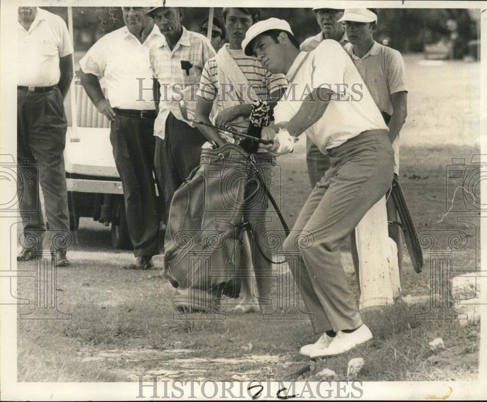 1989 Press Photo Mike Shea pitches to first green at city golf championship- Historic Images