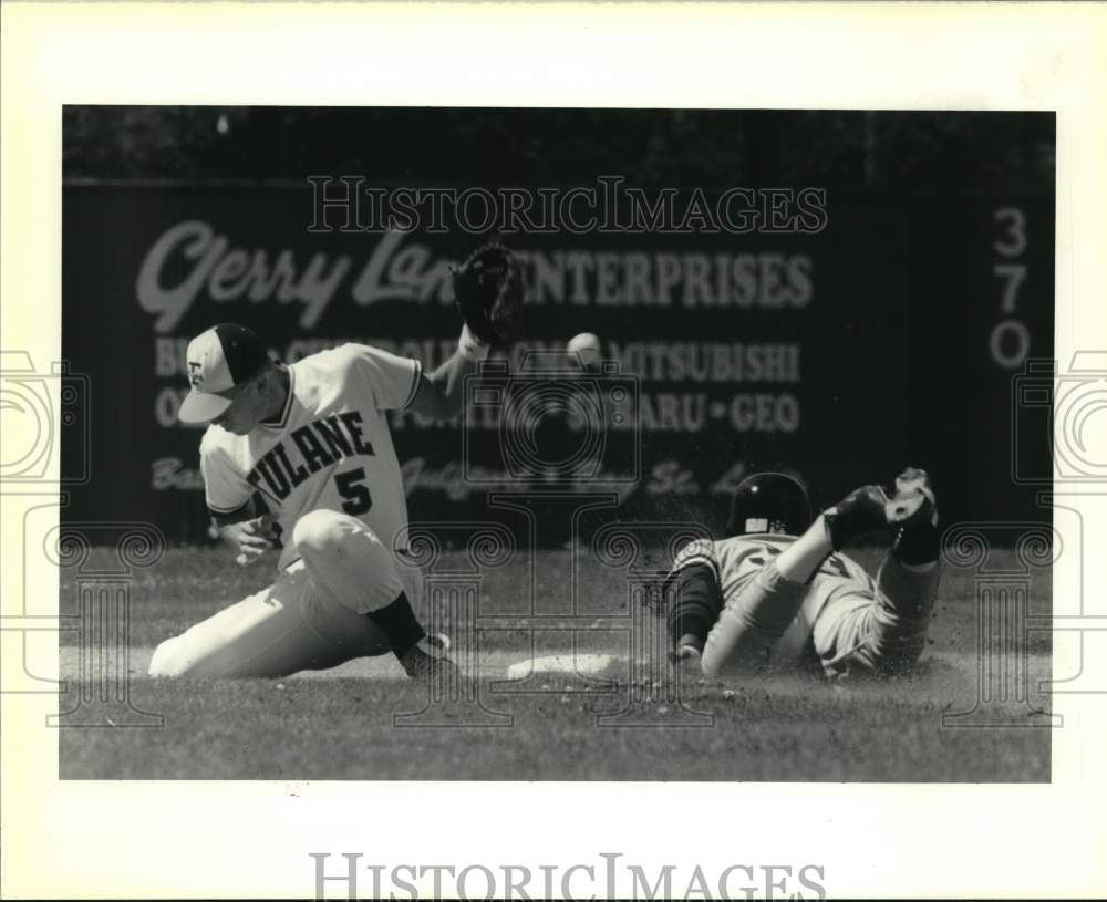 1990 Press Photo Tulane&#39;s Andy Sheets defending 2nd base as Skeets Thomas steals- Historic Images