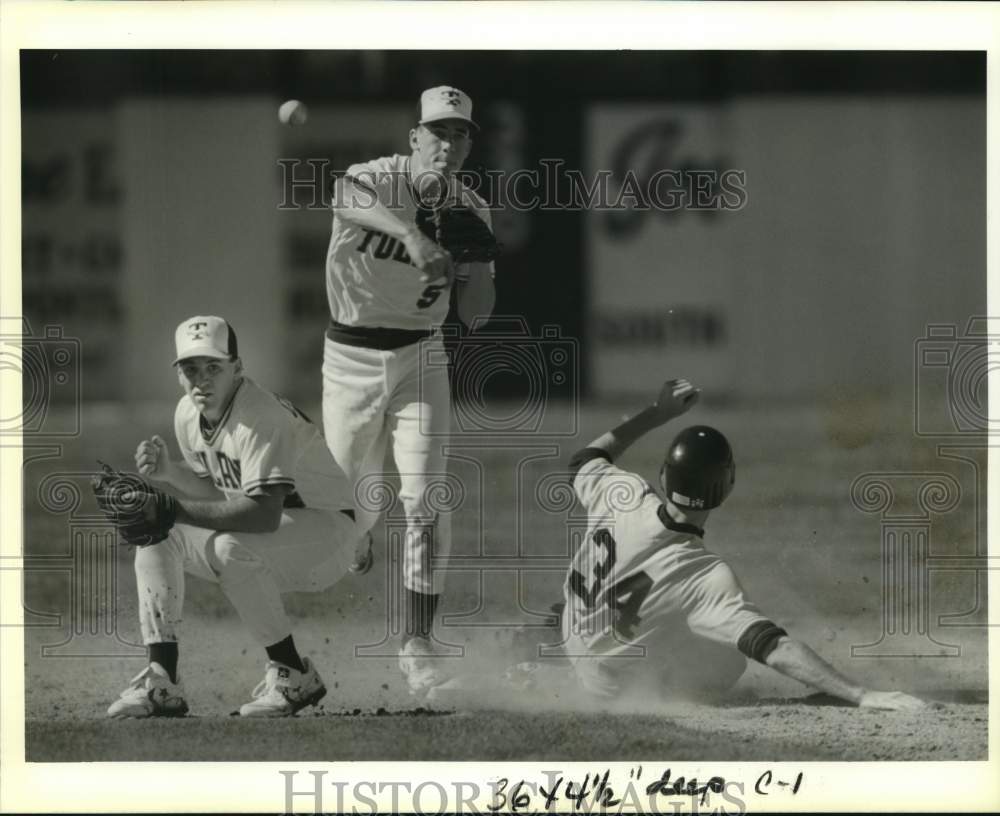 1990 Press Photo Rick Chanove ducks as Andy Sheets attempts out Rice&#39;s Glasscock- Historic Images