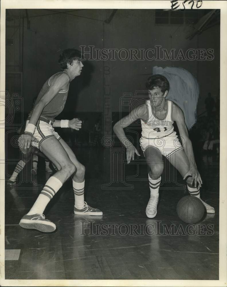 1972 Press Photo Jesuit High School&#39;s Jason Smith defends basketball.- Historic Images