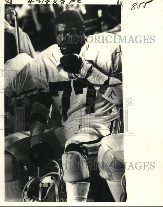 1979 Press Photo Tulane University's Wilfred Simon sits on bench during game- Historic Images