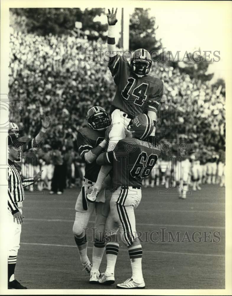 1981 Press Photo Victor Simmons, football player, lifted by teammates- Historic Images