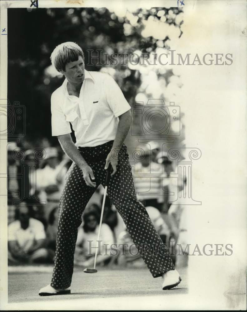 1977 Press Photo Golfer Jim Simon uses body english after tapping putt- Historic Images