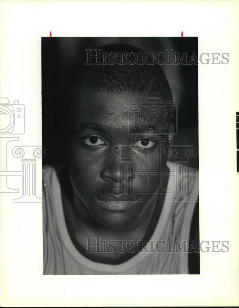 1990 Press Photo Archbishop Shaw High School basketball player Melvin Simon.- Historic Images