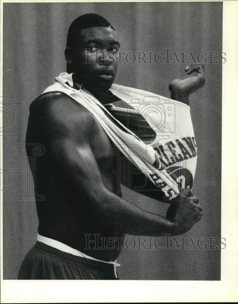 1990 Press Photo Melvin Simon dons jersey for upcoming Oklahoma basketball game.- Historic Images