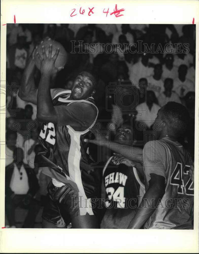 1990 Press Photo Shaw&#39;s #32 Melvin Simon during basketball game vs St. Augustine- Historic Images