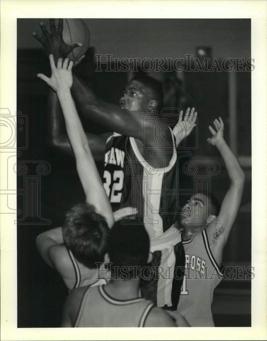 1990 Press Photo Shaw's Melvin Simon takes shot with Ahaseem Patterson at right.- Historic Images