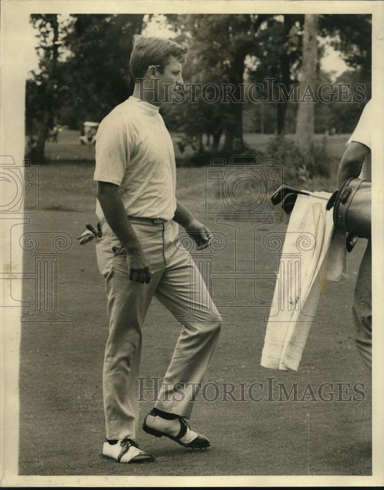 1968 Press Photo Golfer Mike Shea walks the green - nos35435- Historic Images