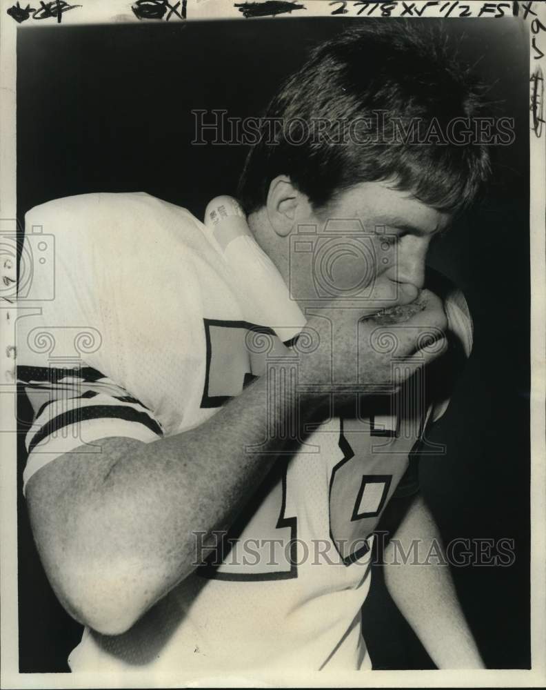 1977 Press Photo Football player Jerry Sheridan takes an ice break - nos35450- Historic Images