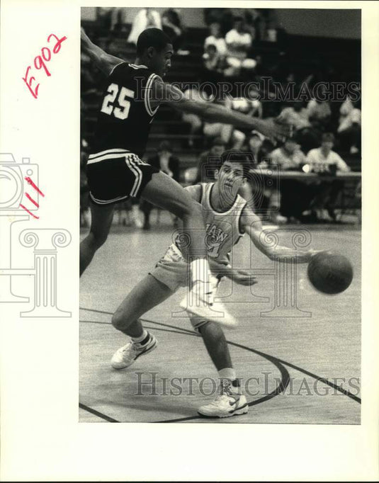 1988 Press Photo Shaw's Darren Laiche tries passing around Alphonse Lander- Historic Images