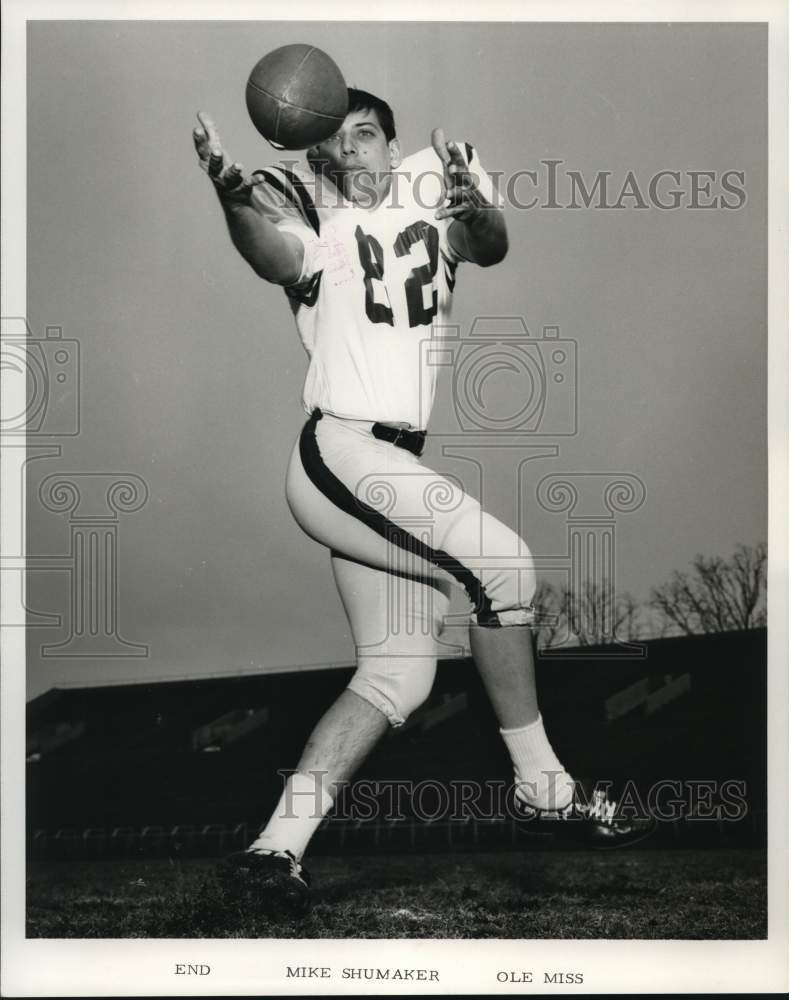 1970 Press Photo Ole Miss end Mike Shumaker catches football. - nos35500- Historic Images